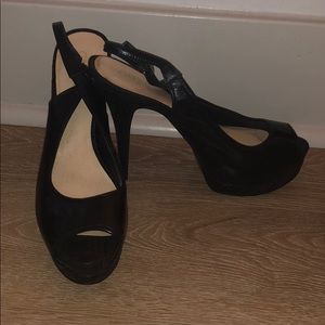 Guess 7 1/2 heels with snake skin accent